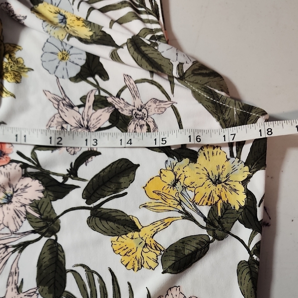 Liz Claiborne Floral Top with Gold Accents - Picture 5 of 6